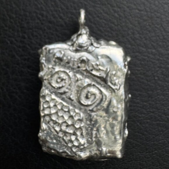 Reversible Peter Rabbit Wedgwood Broken China Pendant With Silver Artisan Bezel - Picture 5 of 12